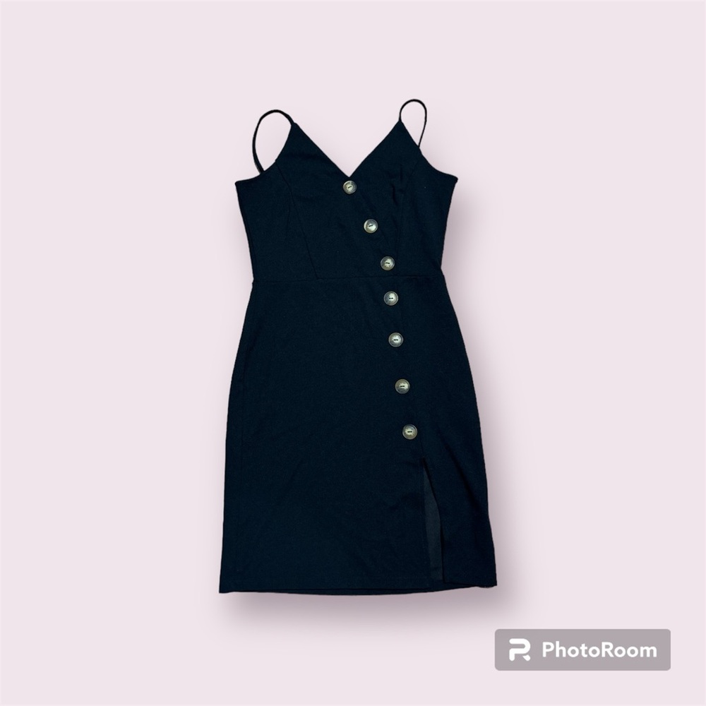 Black fitted neck dress lined with‎ brown buttons, size medium
never worn